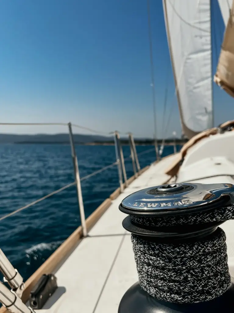 Segelboot am Meer mit Tauwerk