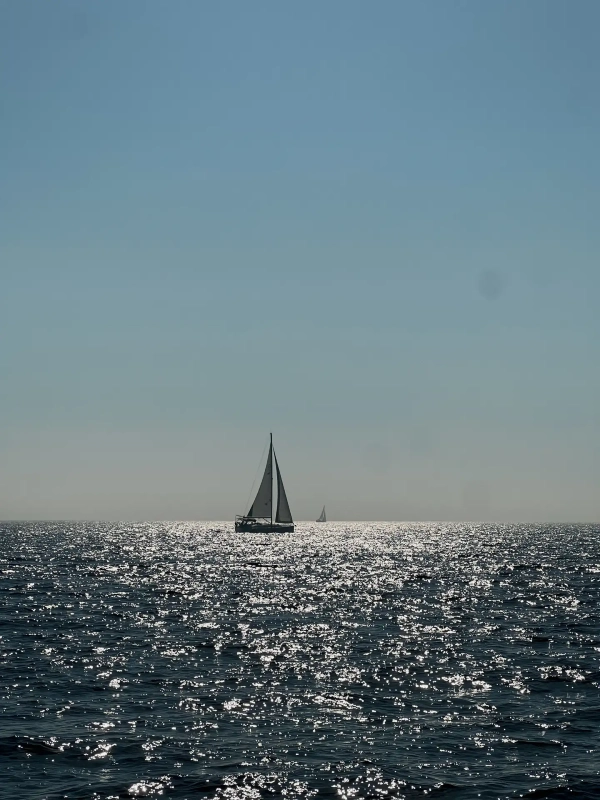 Segelboot schwimmt am kroatischen Meer in der Ferne