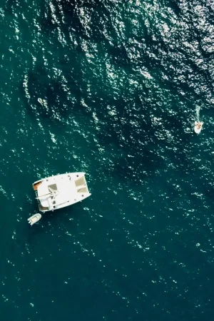 Vogelperspektive von drei Segelbooten die im Meer liegen